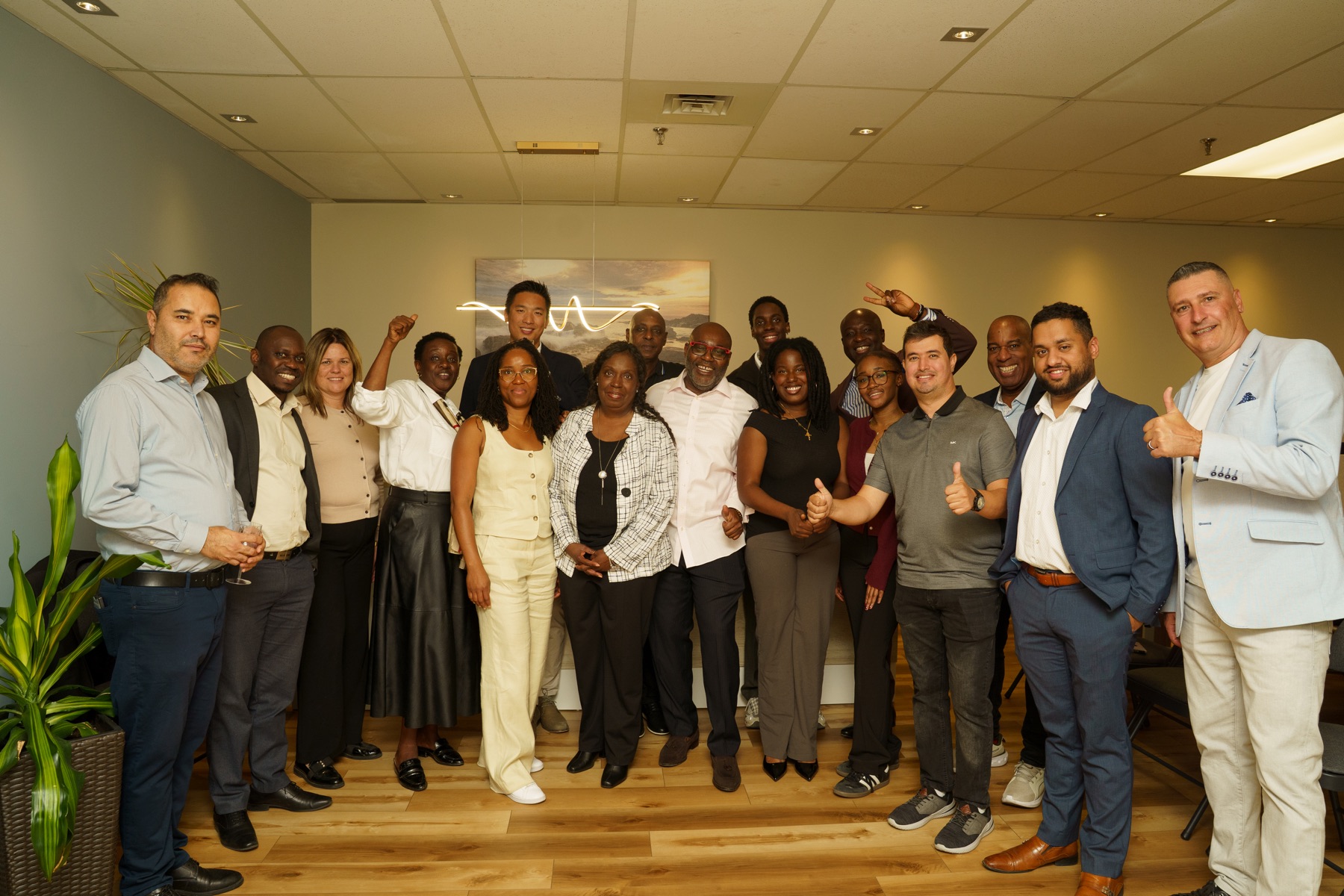 L'équipe et les invités de FSK réunis pour l'inauguration des nouveaux bureaux